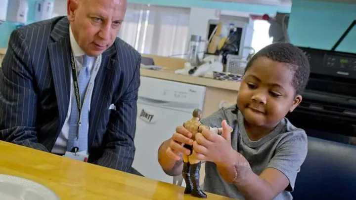 Duim omhoog voor Zion! Deze 8-jarige bikkel is de eerste met een dubbele handtransplantatie.