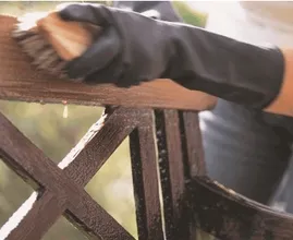 Die Gartenmöbel vor der Winterpause auf Vordermann bringen: Richtig reinigen und verstauen