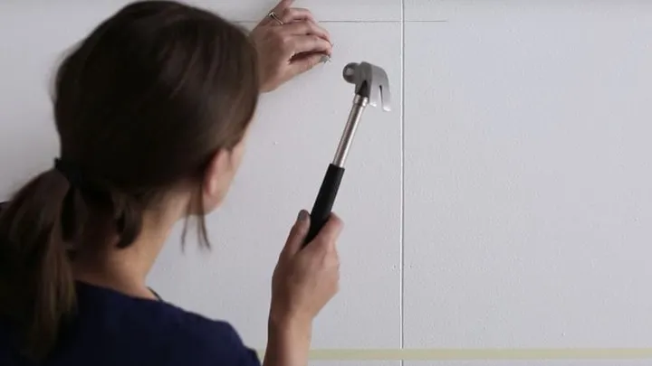 Mit diesem Trick hängst du Bilder nie wieder schief an die Wand!