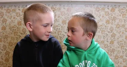 Deze jongen met het syndroom van down heeft een waanzinnige broer. Als hij dit vraagt, smelt je weg!