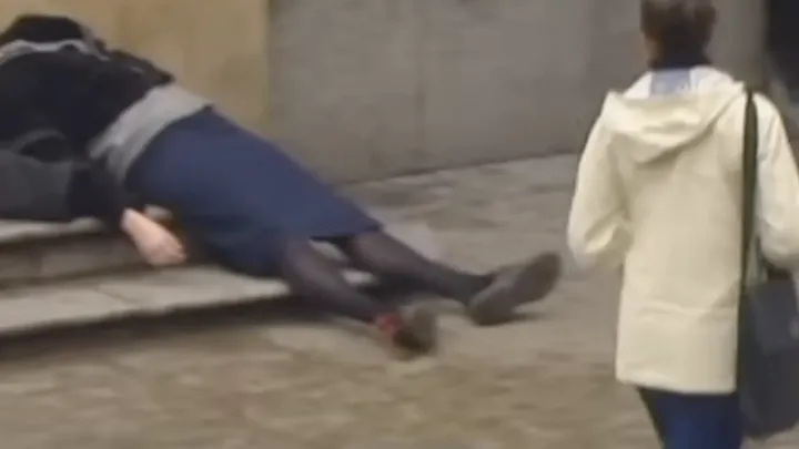 Alguém pode ajudar? Homem ferido desmaia em uma rua lotada