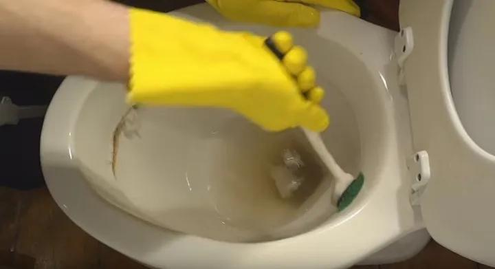 manchas oscuras en el baño