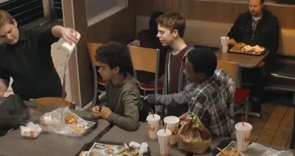 Nastolatki znęcające się nad chłopcem w Burger Kingu, nie zauważają mężczyzny na ławce