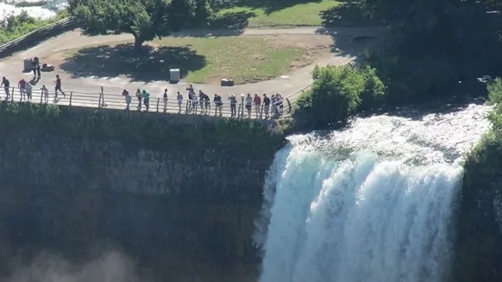 Découverte incroyable après l'assèchement des chutes du Niagara en 1969