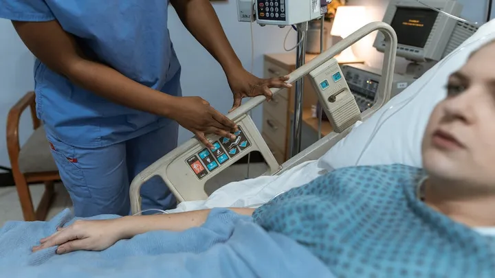 3 Weeks After Giving Birth To Twins, Mom Felt Sick - When Doctor Sees Ultrasound He Says: "I'm Sorry"