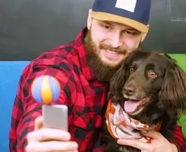 Mit diesem DIY Handy-Aufsatz gelingen dir immer perfekte Selfies mit dem Haustier