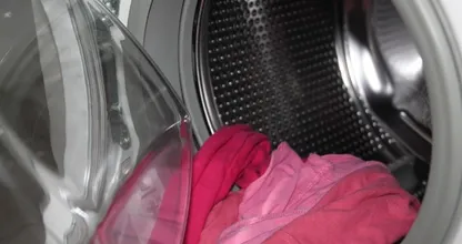 Muffe geur in je was? Door dit aparte huishoudelijke product ruikt je kleding zo weer fris!