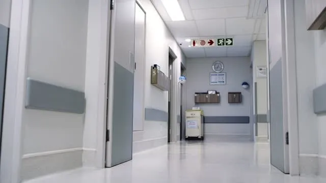 3 Weken na de geboorte van een tweeling voelde moeder zich ziek - toen de dokter de echo zag, zei hij: "Het spijt me"