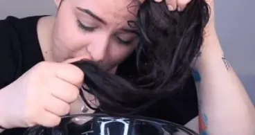 Dit is waarom jij je haar met cola moet wassen