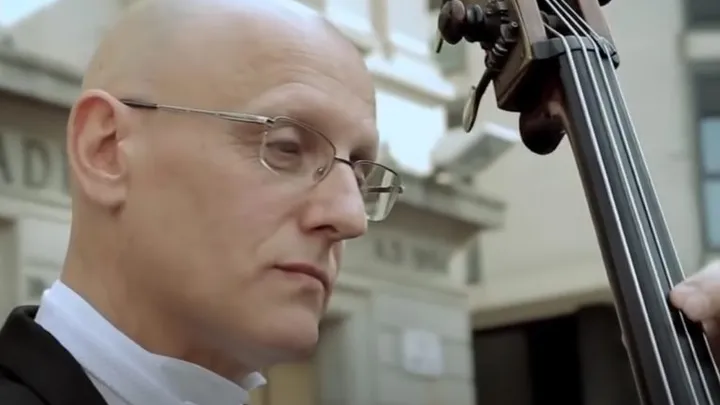 Ce musicien de rue était ignoré de tous, mais une petite fille a tout changé