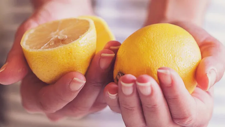 Verkleurde nagels door nagellak? Met dit product is dat zo verleden tijd! Je hebt het al in huis!