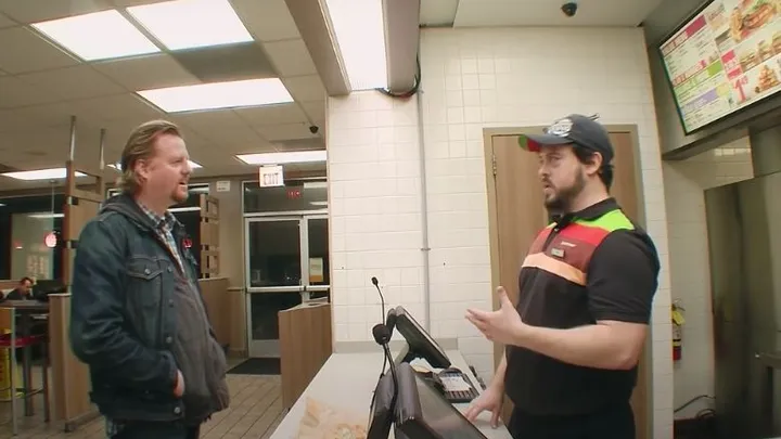 Jugendliche schikanieren Jungen bei Burger King und bemerken den Mann auf der Bank nicht