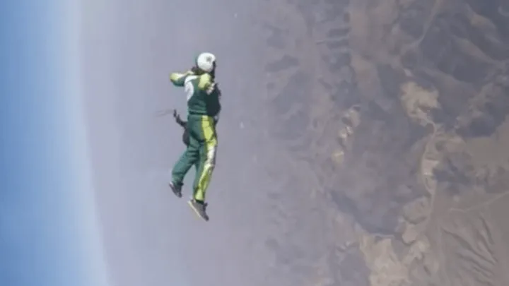 Video: Van 7,6 kilometer hoogte in dit netje springen zonder parachute! Kijk die landing eens!