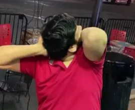 ¡Extraño! Este hombre puede girar la cabeza casi 180 grados.