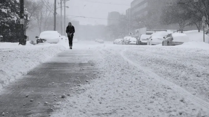 Come evitare di cadere sulle strade ghiacciate quando si esce all'aperto in inverno