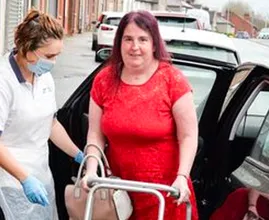 Vrouw wordt wakker na coronacoma van 7 weken en ontdekt iets spectaculairs