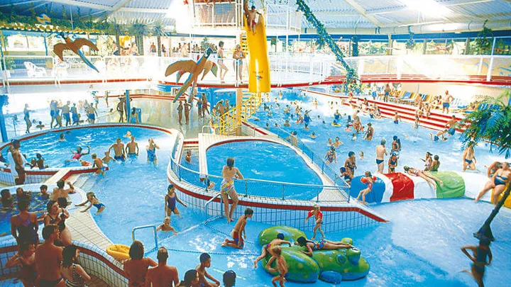 BELACHELIJK: deze meisjes worden betast in het Tikibad en wat er dan gebeurt.. schandalig dit!