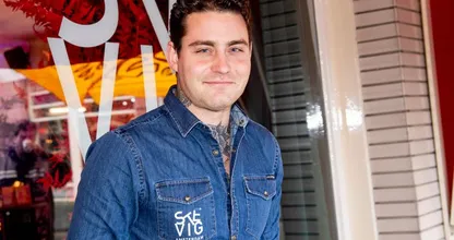 Douwe Bob grapt over zichzelf na babynieuws Nick Cannon