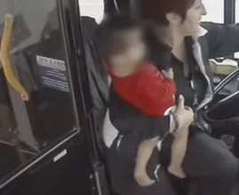 Menino entra no ônibus descalço, motorista chama imediatamente a polícia