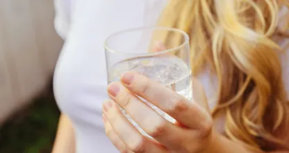 Feit of fabel: is bruiswater slecht voor je tanden?