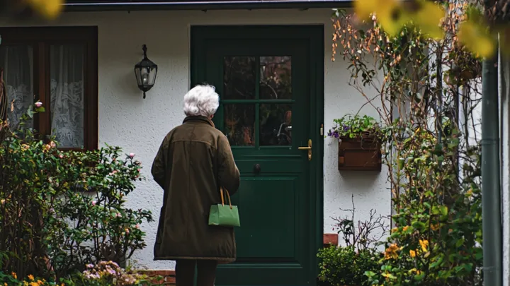 Prevent Being Locked Outside Your Home - Locksmiths Hate This Simple Trick!