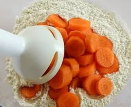 Mezcla zanahorias con harina para un resultado sorprendente