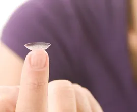 Contactlenzen kun je om deze reden beter niet door het toilet spoelen