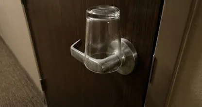 Viajantes especializados estão usando copos nas maçanetas das portas dos hotéis antes de dormir - o motivo é surpreendentemente inteligente