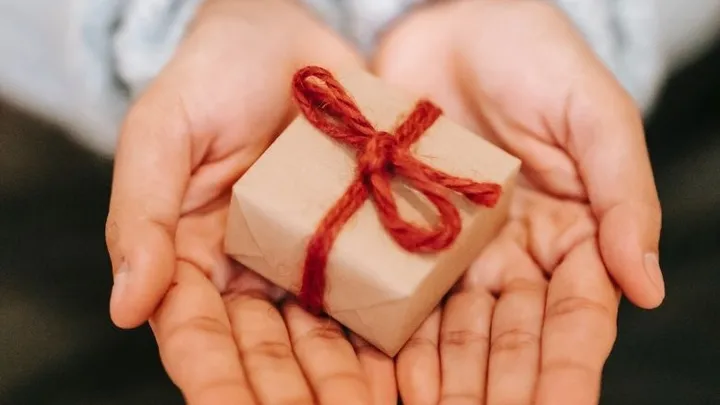 Dopo 47 anni, quest'uomo ha finalmente deciso di aprire un regalo di Natale mai aperto