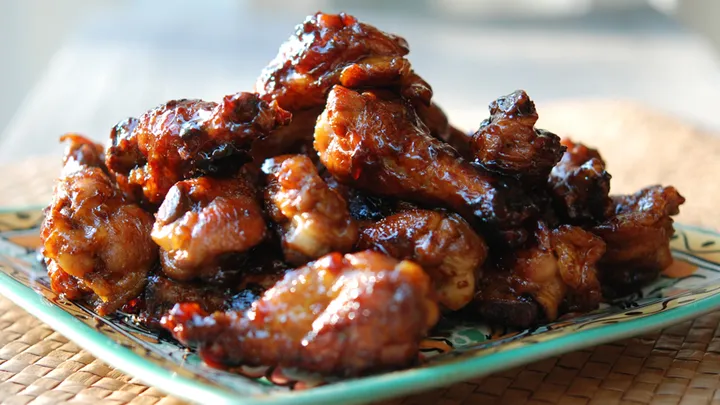 Estas piernas de pollo "pegajosas" adobadas en Licor 43 quedan como para chuparse los dedos