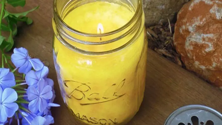 DIY: Zo maak je zelf een heerlijk geurende citronellakaars