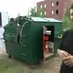 Vous ne croirez pas comment cet homme a transformé une benne à ordures en une petite maison - l'intérieur vous surprendra !