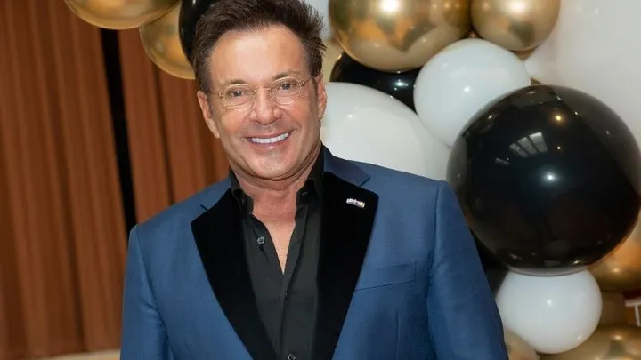 Gerard Joling gaat meteen de mist in nadat hij zegt ‘niet meer alles te willen roepen’ op tv