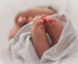 Vrouw met 'nierstenen' blijkt in verwachting te zijn van een drieling