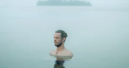 Dit is waarom een duik in koud water zo goed voor je is