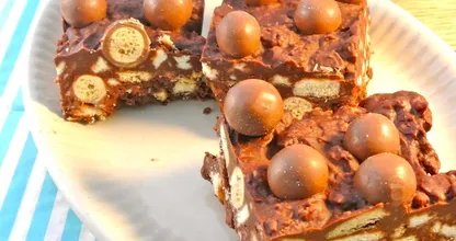 Für diesen gigantischen Malteser-Schokoladenkuchen brauchst du noch nicht einmal einen Ofen! Das ist mal ein Kuchen!