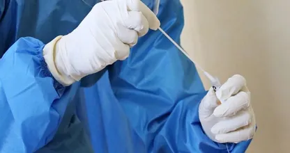 Moet je je laten testen als je coronaklachten hebt maar al gevaccineerd bent?