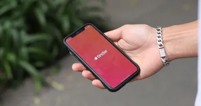 De Tinder Swindler is te boeken voor nachtclubs en vraagt enorm bedrag