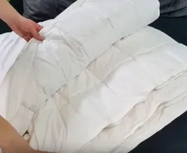Tijd om je winterdekbed op te bergen? Met deze truc past-ie makkelijk in elke kledingkast