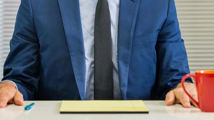 CEO wijst sollicitant in korte broek de deur, dit blijkt de fout van zijn leven