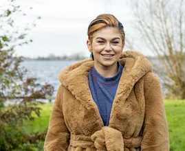 Bekend én onbekend Hazes-zusje blijken hartstikke gek op elkaar