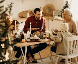 Maximaal drie gasten tijdens kerst? 1 op de 6 Nederlanders is niet van plan zich hieraan te houden