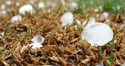 Moeder beschermt baby tegen enorme hagelstenen en raakt zelf gewond