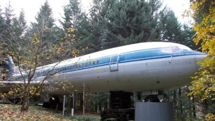 This man turned an airplane into his home and the inside looks pretty special