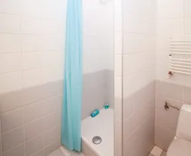 Is your shower curtain dirty? It's super easy to clean it if you know THIS trick!
