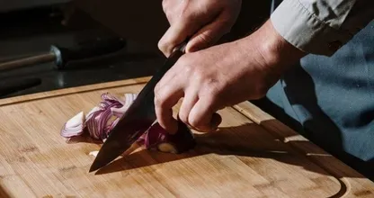 TikTokで話題の裏技を使って玉ねぎのスライスを簡単に！