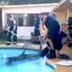 Mamãe ouve um mergulho na piscina e encontra um animal enorme dentro dela!