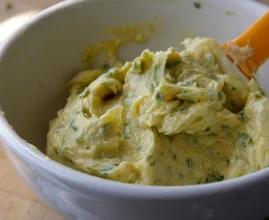 Die aller leckerste Kräuterbutter kannst du mit diesem fantastischem Rezept ganz einfach selbst machen!