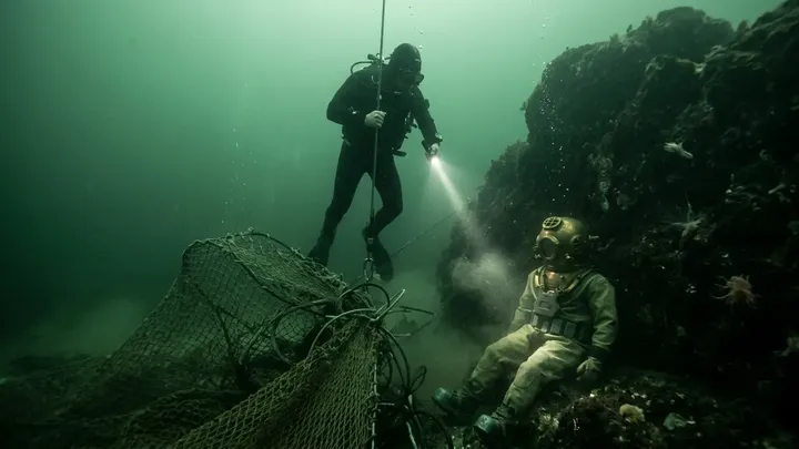 Un pescatore scopre l'oro sommerso in mare, ma un errore che spezza il cuore gli costa 4 milioni di dollari