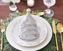 6 manieren om je servetten een kersttintje te geven